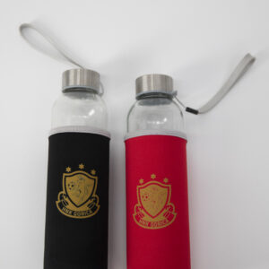 Staklena boca s platnenom navlakom i grbom HNK Gorica, dostupna u crvenoj i crnoj boji. Ekološka, praktična i idealna za svakodnevnu upotrebu.